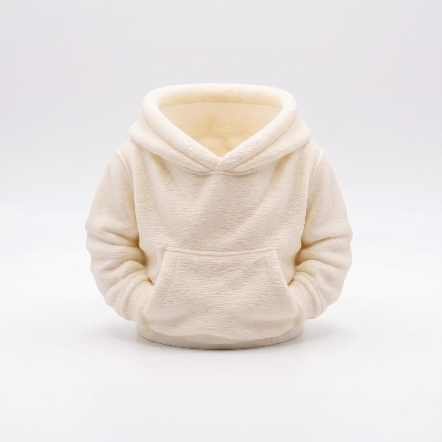 Ein weißer 3D-gedruckter Stiftehalter in niedlichem Hoodie-Design steht auf hellem Hintergrund. Der kawaii Schreibtisch Organizer aus PLA zeigt realistische Hoodie-Details mit Kapuze und Kängurutasche als Stiftaufbewahrung. Perfekt als Abschiedsgeschenk Lehrerin, Schulgeschenk oder Büro Deko. Maße 11×10×7 cm, ideal für Stifte und kleine Büroartikel. Moderner 3D Druck Desk Organizer für eine ordentliche Arbeitsplatzgestaltung.