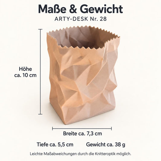 Maße des Papiertüten-Stiftehalters: 10 cm hoch, 7,3 cm breit, 5,5 cm tief; Gewicht etwa 38 g.