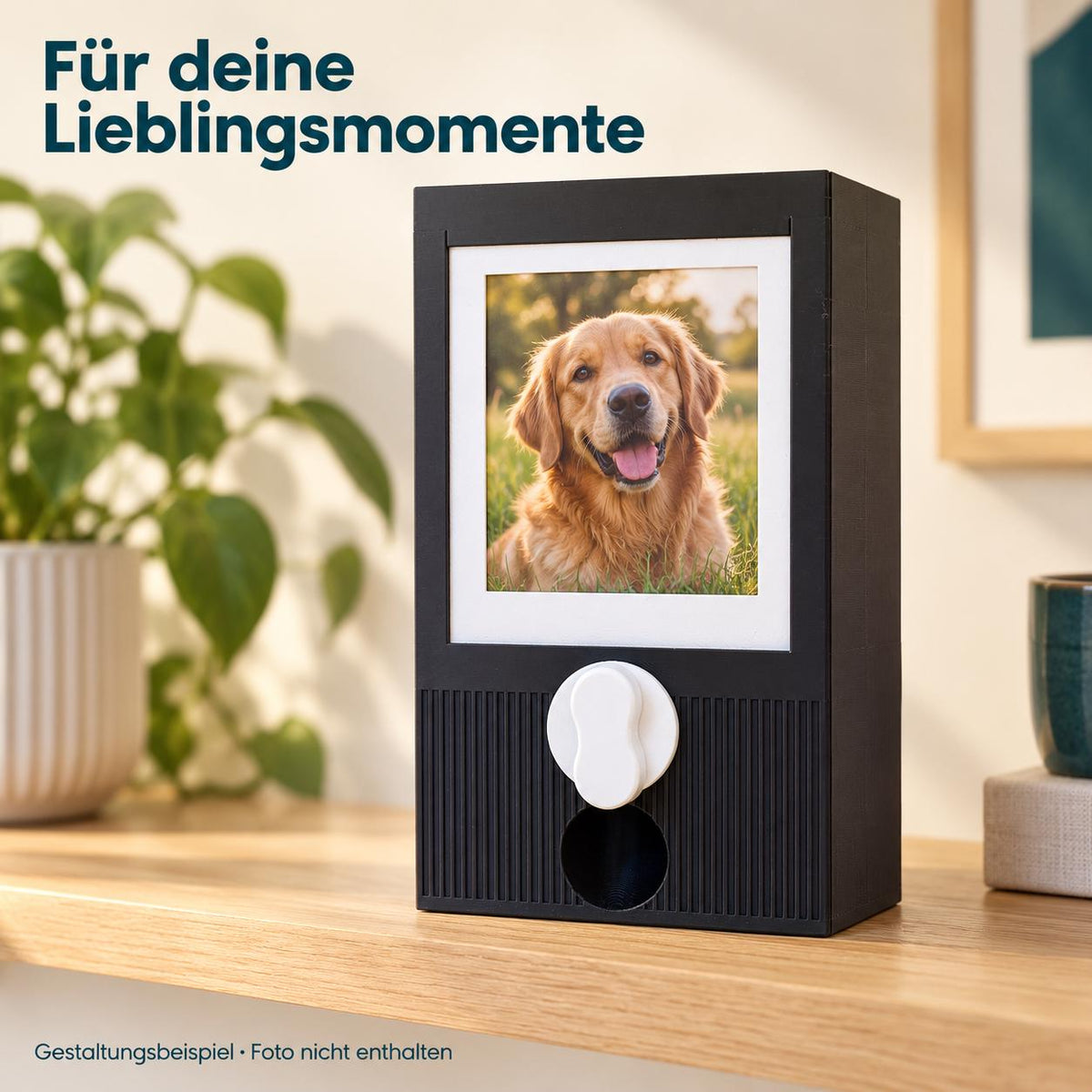 Schwarzer Kapselautomat als persönliche Fotodekoration mit einem beispielhaften Hundefoto im weißen Rahmen. Überschrift: Für deine Lieblingsmomente. Foto und Dekoration mit KI ergänzt und nicht enthalten.