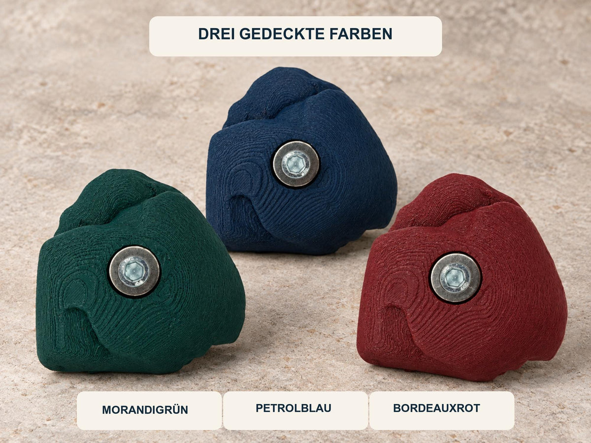Bouldergriff-Flaschenöffner in Morandigrün, Petrolblau und Bordeauxrot mit sichtbaren Druckschichten, jeweils von der Rückseite