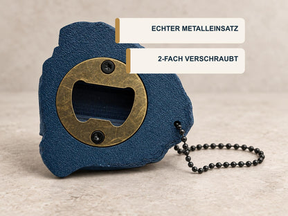 Blauer Bouldergriff-Flaschenöffner mit zweifach verschraubtem bronzefarbenem Metalleinsatz und schwarzer Kugelkette