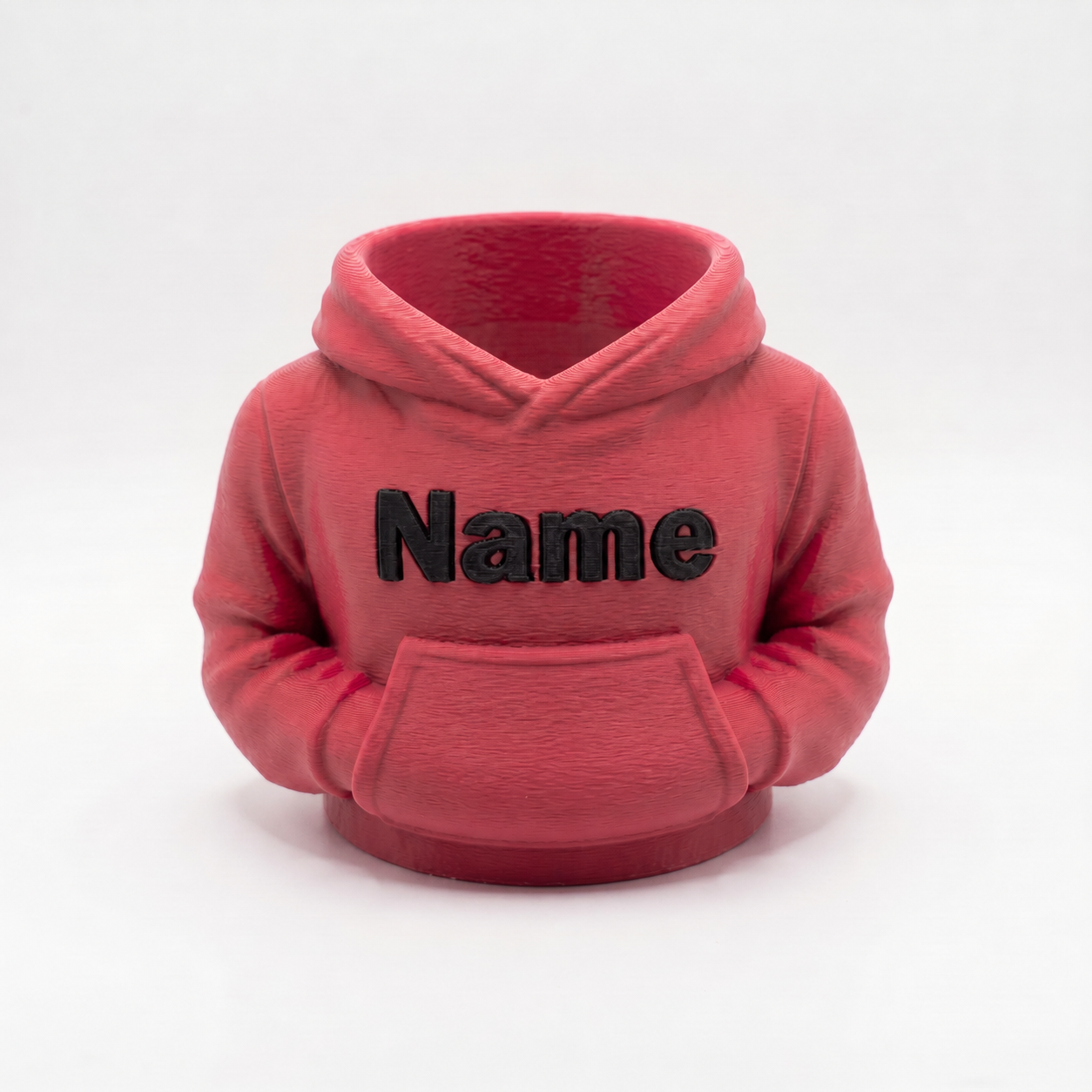 Rosafarbener Hoodie-Stiftehalter mit schwarzer Aufschrift Name auf weißem Studiohintergrund