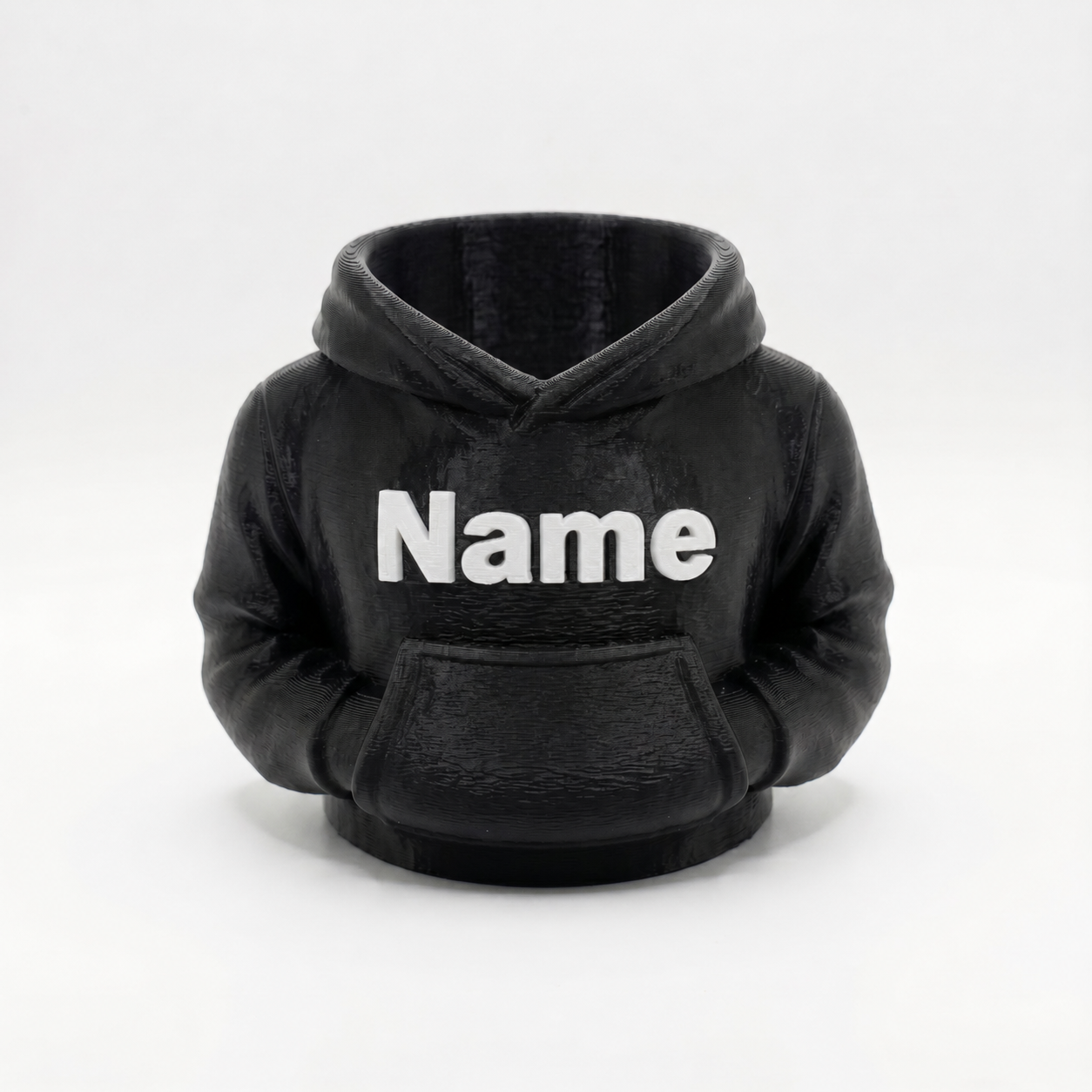 Schwarzer Hoodie-Stiftehalter mit weißer Aufschrift Name auf weißem Studiohintergrund