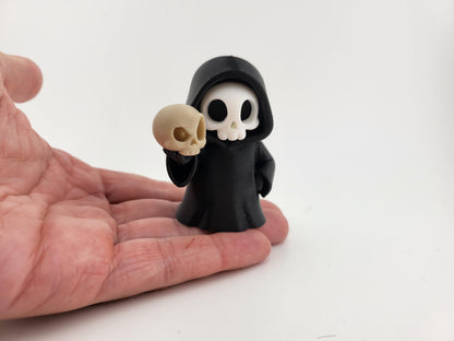 Sensenmann-Figur mit Schädel im Bücherregal arrangiert
