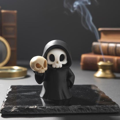 Sensenmann-Figur mit Schädel – Detailansicht der Totenkopf-Maske