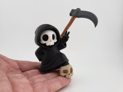 Sensenmann-Figur mit Totenkopf & Peace – Detailansicht der mattschwarzen Robe und des hellen Schädels