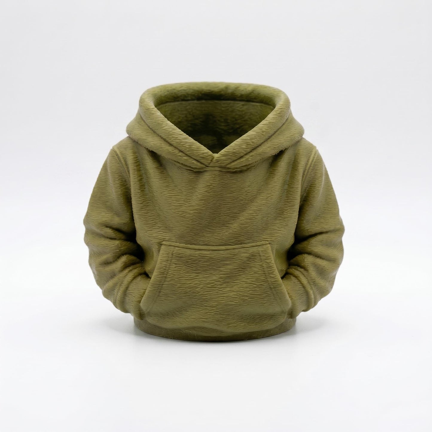 Olivgrüner 3D-gedruckter Stiftehalter in niedlichem Hoodie-Design mit Kängurutasche und Kapuze. Der praktische Schreibtisch Organizer aus PLA bietet Platz für Stifte und Büroartikel. Perfektes Abschiedsgeschenk für Lehrerin oder Erzieherin, ideal als Schulgeschenk oder Einschulung. Maße: 11×10×7 cm. Kawaii Büro-Deko für jeden Arbeitsplatz. 3D Druck in Premium-Qualität für langlebige Nutzung.