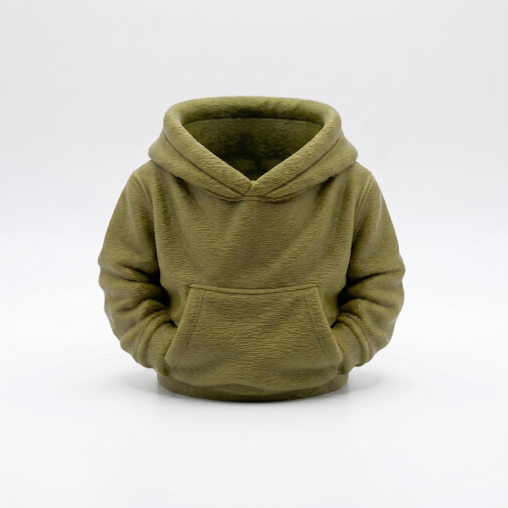Olivgrüner 3D-gedruckter Stiftehalter in niedlichem Hoodie-Design mit Kängurutasche und Kapuze. Der praktische Schreibtisch Organizer aus PLA bietet Platz für Stifte und Büroartikel. Perfektes Abschiedsgeschenk für Lehrerin oder Erzieherin, ideal als Schulgeschenk oder Einschulung. Maße: 11×10×7 cm. Kawaii Büro-Deko für jeden Arbeitsplatz. 3D Druck in Premium-Qualität für langlebige Nutzung.