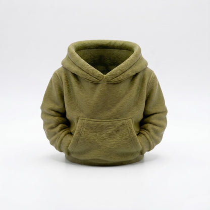 Olivgrüner 3D-gedruckter Stiftehalter in niedlichem Hoodie-Design mit Kängurutasche und Kapuze. Der praktische Schreibtisch Organizer aus PLA bietet Platz für Stifte und Büroartikel. Perfektes Abschiedsgeschenk für Lehrerin oder Erzieherin, ideal als Schulgeschenk oder Einschulung. Maße: 11×10×7 cm. Kawaii Büro-Deko für jeden Arbeitsplatz. 3D Druck in Premium-Qualität für langlebige Nutzung.