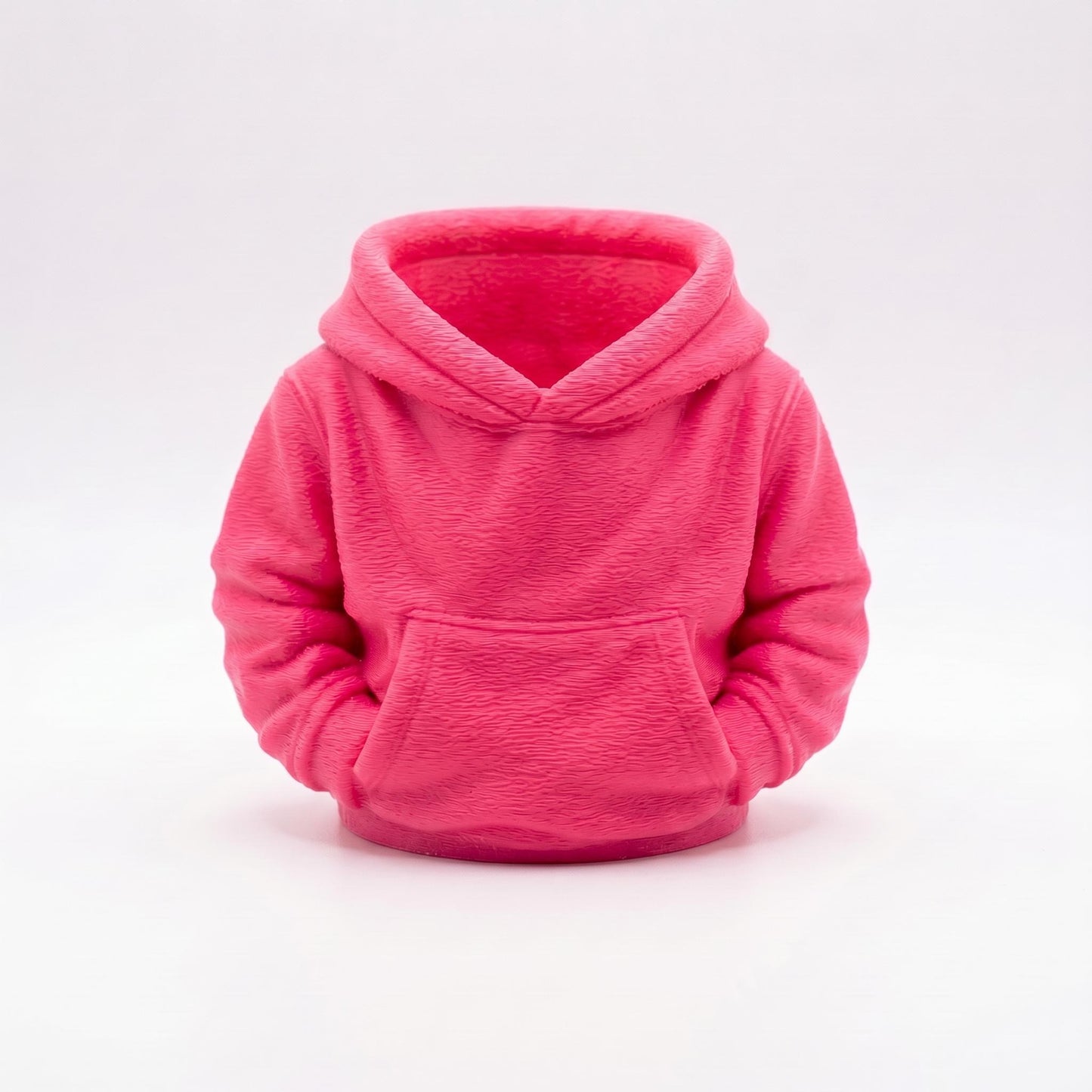 Ein pinker 3D-gedruckter Stiftehalter in niedlichem Hoodie-Design vor weißem Hintergrund. Der kawaii Schreibtisch Organizer aus PLA-Material zeigt realistische Kapuzendetails mit Bauchtasche und ist perfekt für Stifte und Büromaterial. Ideales Schulgeschenk oder Abschiedsgeschenk für Lehrerin und Erzieherin. Maße 11×10×7 cm, ca. 90g. Süße Büro-Deko die jeden Arbeitsplatz verschönert.