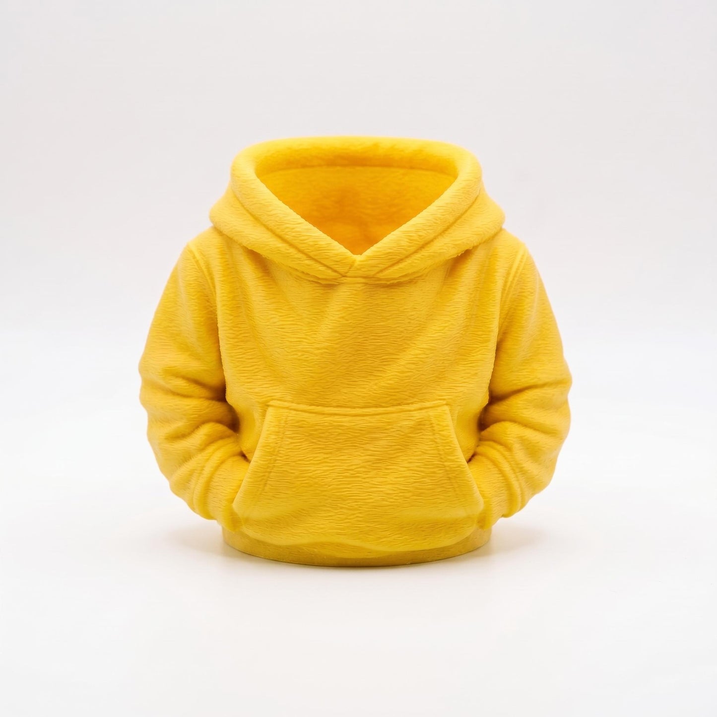 Gelber 3D-gedruckter Stiftehalter im niedlichen Hoodie-Design. Der kawaii Pen Holder aus PLA-Material eignet sich perfekt als Schreibtisch Organizer für Büro oder Kinderzimmer. Ideales Abschiedsgeschenk für Lehrerin oder Erzieherin, auch als Schulgeschenk oder Schultüte Inhalt geeignet. Maße: 11×10×7 cm. Praktische Büro-Deko mit Bauchpulli-Optik inklusive Kapuze und Kängurutasche für Stifte.