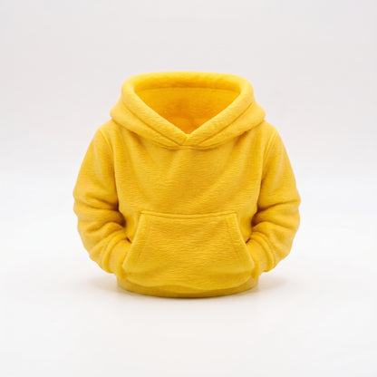 Gelber 3D-gedruckter Stiftehalter im niedlichen Hoodie-Design. Der kawaii Pen Holder aus PLA-Material eignet sich perfekt als Schreibtisch Organizer für Büro oder Kinderzimmer. Ideales Abschiedsgeschenk für Lehrerin oder Erzieherin, auch als Schulgeschenk oder Schultüte Inhalt geeignet. Maße: 11×10×7 cm. Praktische Büro-Deko mit Bauchpulli-Optik inklusive Kapuze und Kängurutasche für Stifte.