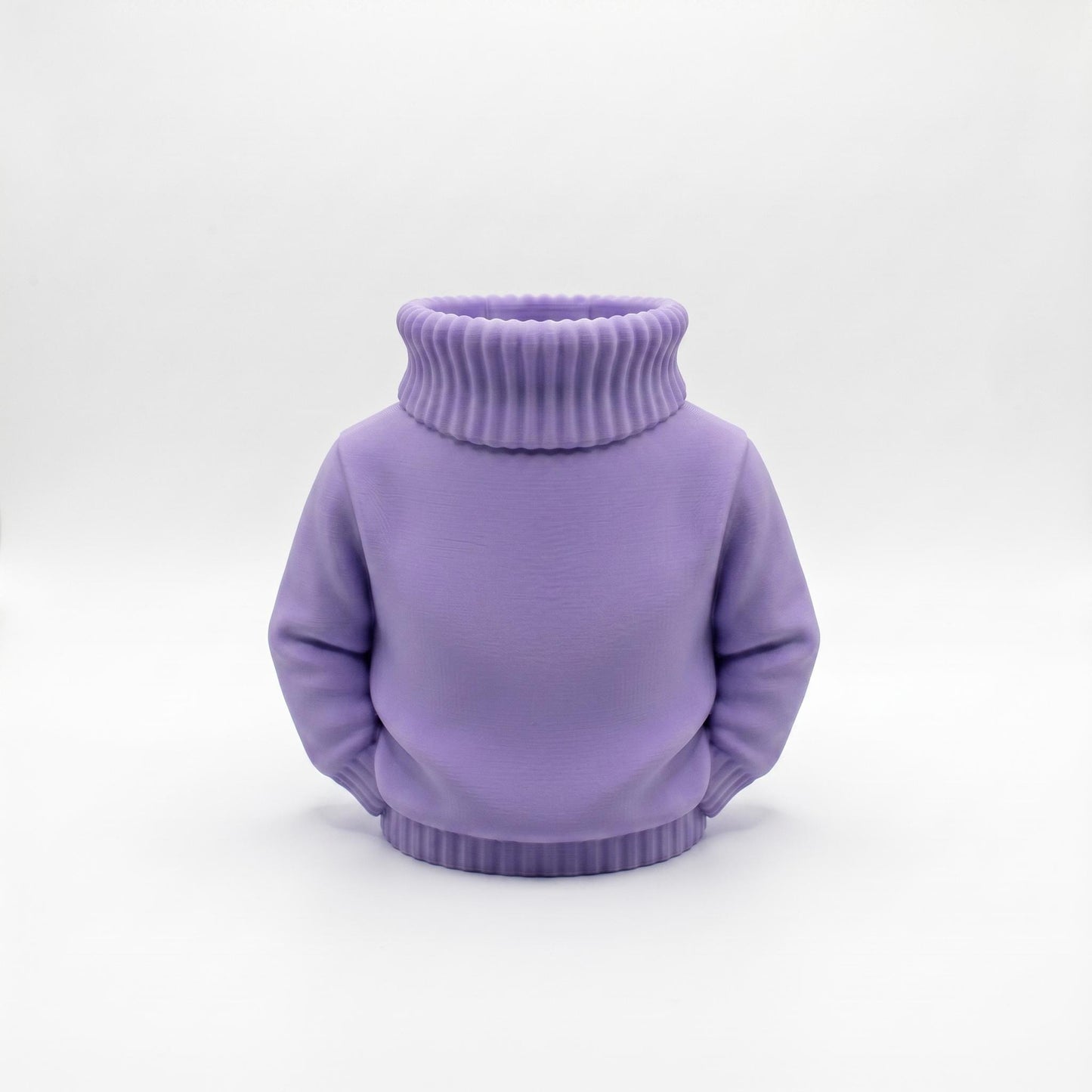 Ein charmanter 3D-gedruckter Stiftehalter in fliederfarbener matter Oberfläche, geformt wie ein gemütlicher Rollkragenpullover. Der Desk Organizer aus PLA-Material misst 11x10x7 cm und bietet praktischen Stauraum für Stifte und Büroartikel. Perfekt als Abschiedsgeschenk für Lehrerin oder Erzieherin, als Schulgeschenk oder zur stilvollen Schreibtisch-Organisation. Die detailreiche 3D-Druck-Optik mit Rippenmuster verleiht jedem Arbeitsplatz eine persönliche Note.