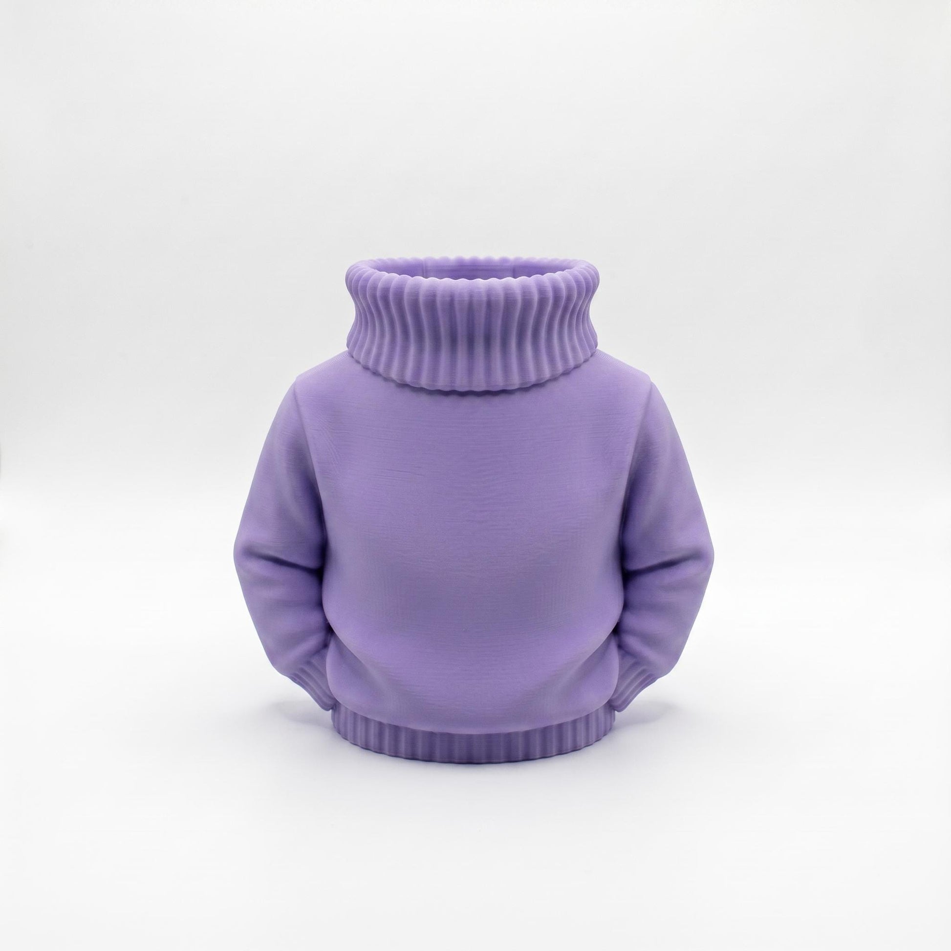 Ein charmanter 3D-gedruckter Stiftehalter in fliederfarbener matter Oberfläche, geformt wie ein gemütlicher Rollkragenpullover. Der Desk Organizer aus PLA-Material misst 11x10x7 cm und bietet praktischen Stauraum für Stifte und Büroartikel. Perfekt als Abschiedsgeschenk für Lehrerin oder Erzieherin, als Schulgeschenk oder zur stilvollen Schreibtisch-Organisation. Die detailreiche 3D-Druck-Optik mit Rippenmuster verleiht jedem Arbeitsplatz eine persönliche Note.