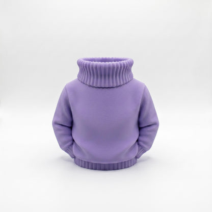Ein charmanter 3D-gedruckter Stiftehalter in fliederfarbener matter Oberfläche, geformt wie ein gemütlicher Rollkragenpullover. Der Desk Organizer aus PLA-Material misst 11x10x7 cm und bietet praktischen Stauraum für Stifte und Büroartikel. Perfekt als Abschiedsgeschenk für Lehrerin oder Erzieherin, als Schulgeschenk oder zur stilvollen Schreibtisch-Organisation. Die detailreiche 3D-Druck-Optik mit Rippenmuster verleiht jedem Arbeitsplatz eine persönliche Note.