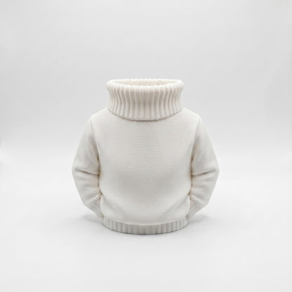 Ein charmanter weißer Stiftehalter im Pullover-Design aus 3D-Druck steht vor grauem Hintergrund. Der Organizer hat die Form eines Rollkragenpullovers mit geripptem Kragen und Saum sowie glatten Ärmeln an den Seiten. Die matte weiße PLA-Oberfläche zeigt feine Druckstrukturen. Perfekt als Schreibtisch Organizer, Abschiedsgeschenk Lehrerin oder Erzieherin. Maße 11x10x7 cm. Ideal für Büro-Deko und als originelles Schulgeschenk.