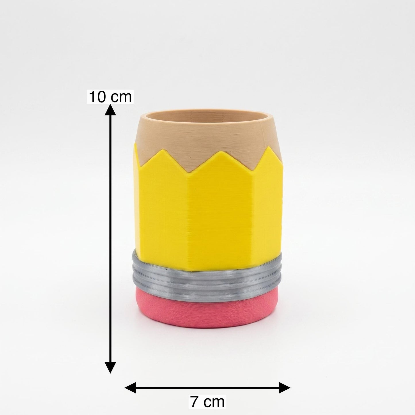 Bleistift-Stiftehalter mit Maßangaben: 10 cm Höhe, 7 cm Durchmesser – Radiergummi-Sockel, silberne Zwinge, gelber Korpus, holzfarbene Öffnung
