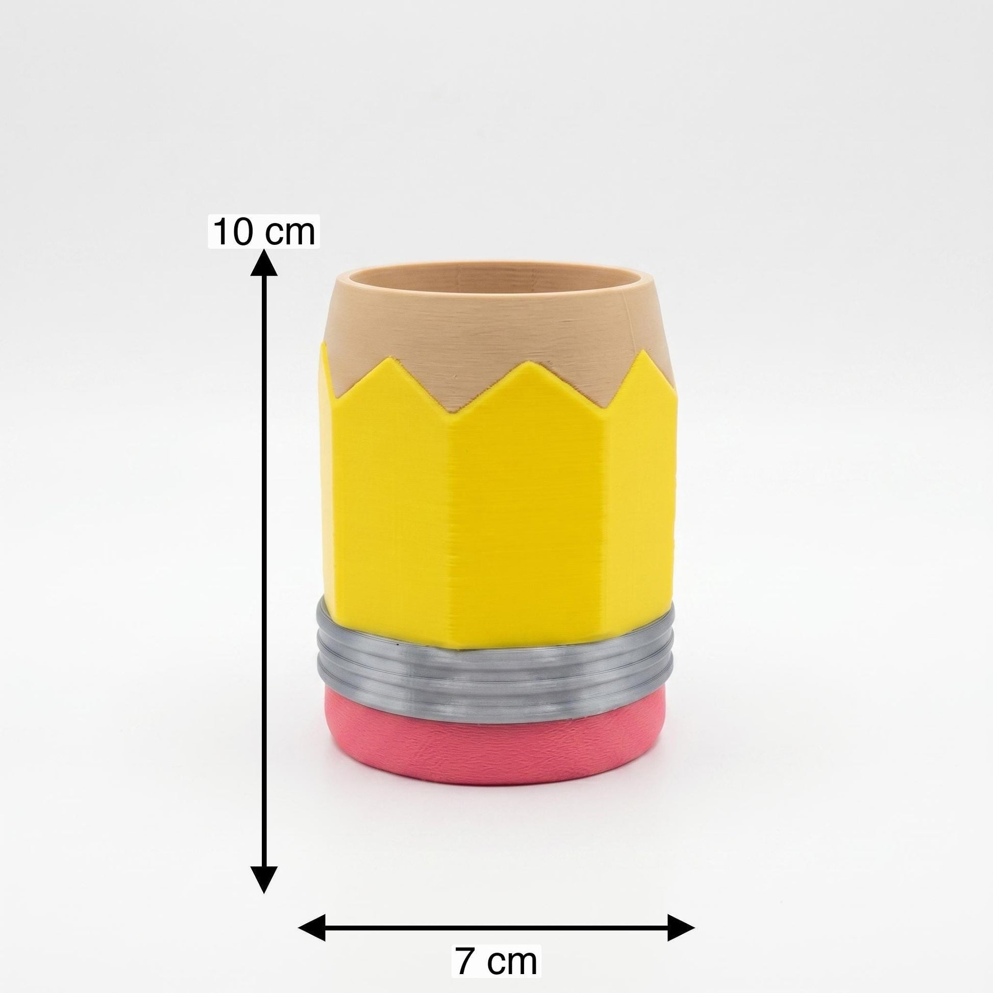 Bleistift-Stiftehalter mit Maßangaben: 10 cm Höhe, 7 cm Durchmesser – Radiergummi-Sockel, silberne Zwinge, gelber Korpus, holzfarbene Öffnung