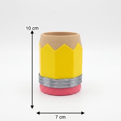 Bleistift-Stiftehalter mit Maßangaben: 10 cm Höhe, 7 cm Durchmesser – Radiergummi-Sockel, silberne Zwinge, gelber Korpus, holzfarbene Öffnung