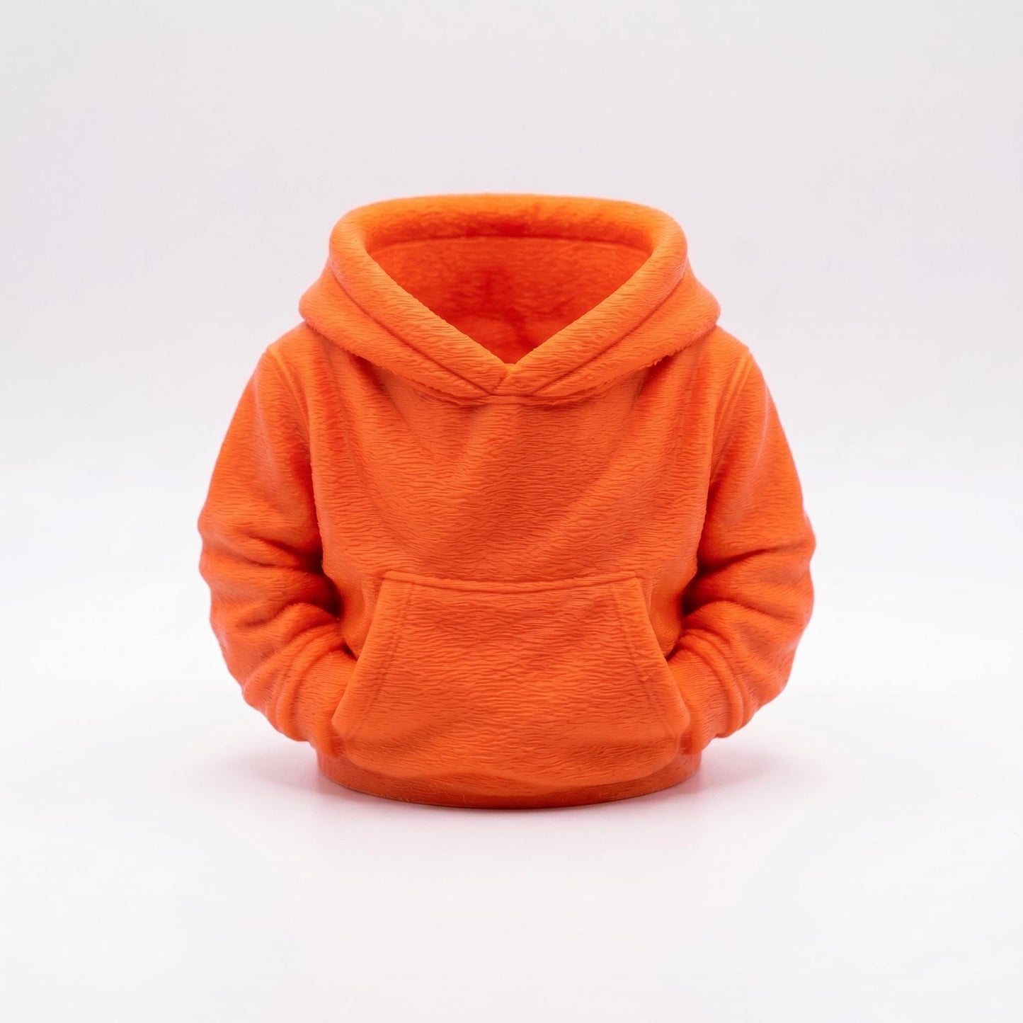 Orange 3D-gedruckter Stiftehalter in niedlichem Hoodie-Design vor weißem Hintergrund. Der kawaii Pen Holder aus PLA-Material zeigt detailgetreue Kapuze und Bauchtasche. Perfekter Schreibtisch Organizer für Stifte und Büromaterial. Ideal als Abschiedsgeschenk Lehrerin, Schulgeschenk oder Schultüte Inhalt. Maße: 11×10×7 cm. Origineller 3D Druck Desk Organizer für eine organisierte und fröhliche Arbeitsplatz-Dekoration.