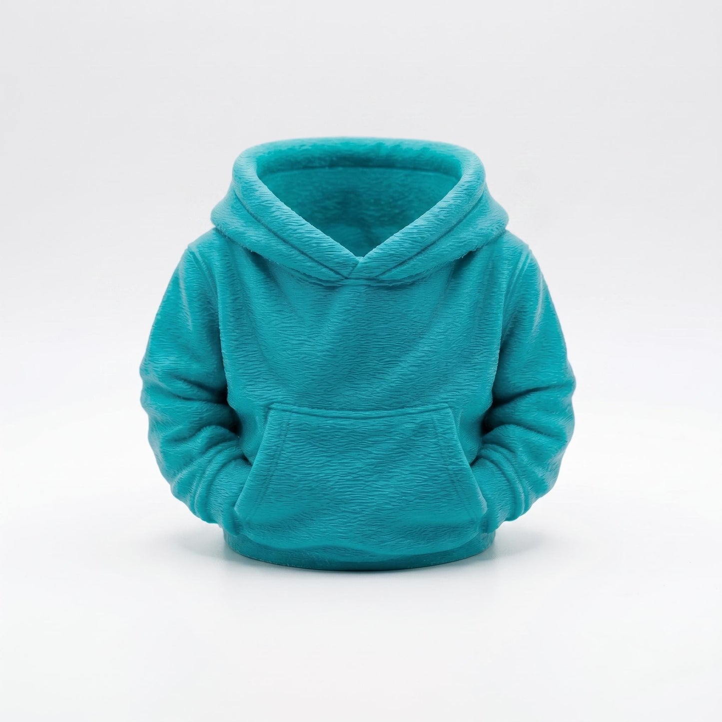 Ein türkisfarbener 3D-gedruckter Stiftehalter in niedlichem Hoodie-Design steht vor weißem Hintergrund. Das kawaii Schreibtisch Organizer aus PLA-Material hat eine strukturierte Oberfläche mit Kapuze und Bauchtasche. Perfekt als Abschiedsgeschenk Lehrerin oder Erzieherin, für Einschulung oder als Schultüte Inhalt. Maße 11x10x7cm. Praktische Büro-Deko die Stifte stilvoll aufbewahrt. 3D Druck Qualität in leuchtender türkiser Farbe.