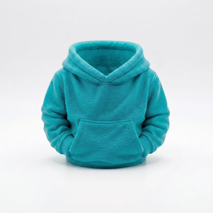 Ein türkisfarbener 3D-gedruckter Stiftehalter in niedlichem Hoodie-Design steht vor weißem Hintergrund. Das kawaii Schreibtisch Organizer aus PLA-Material hat eine strukturierte Oberfläche mit Kapuze und Bauchtasche. Perfekt als Abschiedsgeschenk Lehrerin oder Erzieherin, für Einschulung oder als Schultüte Inhalt. Maße 11x10x7cm. Praktische Büro-Deko die Stifte stilvoll aufbewahrt. 3D Druck Qualität in leuchtender türkiser Farbe.