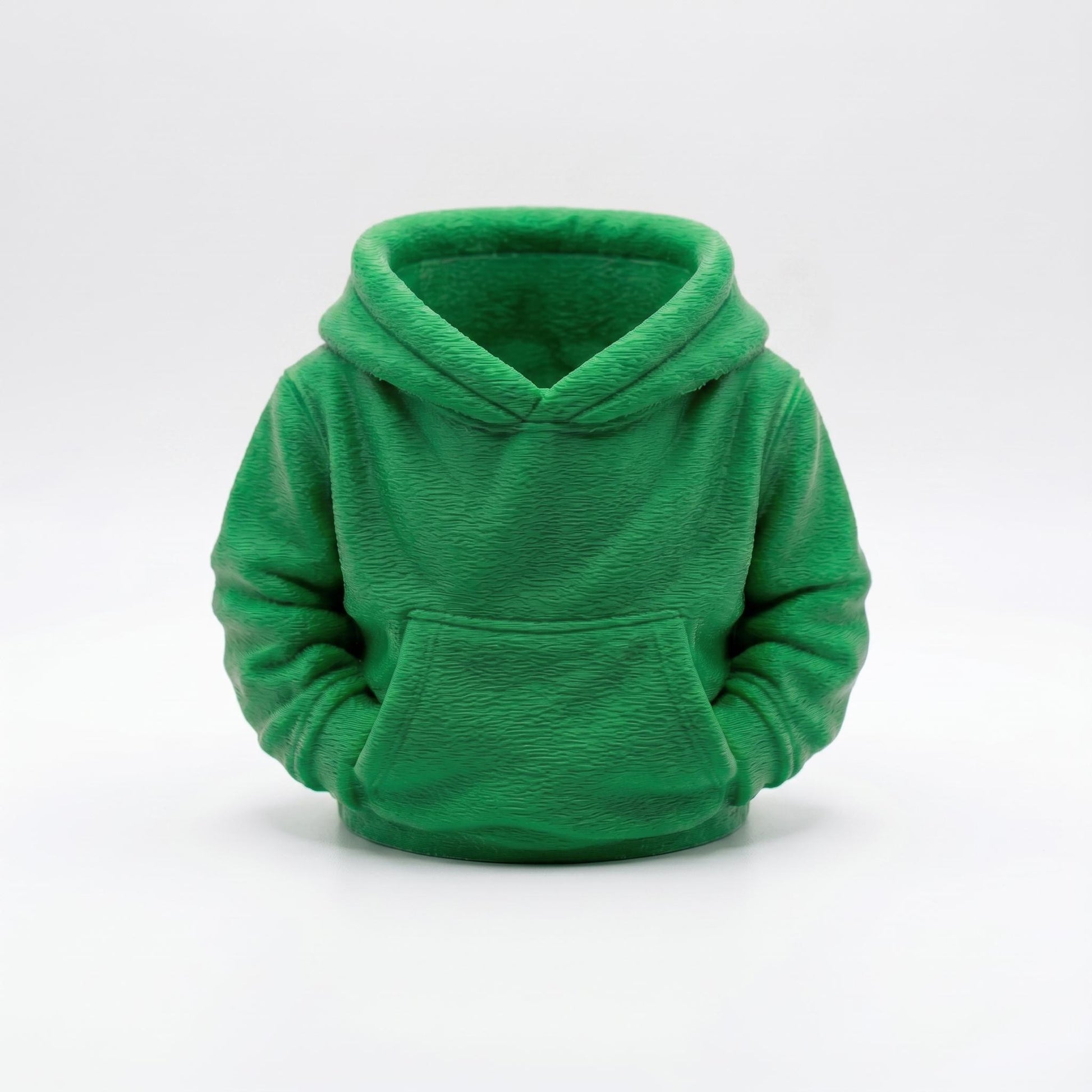 Grüner Hoodie-Stiftehalter aus 3D-Druck mit Kapuze und Kängurutasche für Stifte und Büromaterial. Der kawaii Schreibtisch Organizer ist perfekt als Abschiedsgeschenk für Erzieherin oder Lehrerin, Schulgeschenk oder Einschulung. Maße: 11×10×7 cm, aus umweltfreundlichem PLA-Material gefertigt. Süße Büro-Deko die Ordnung auf den Schreibtisch bringt und gleichzeitig ein Lächeln zaubert.