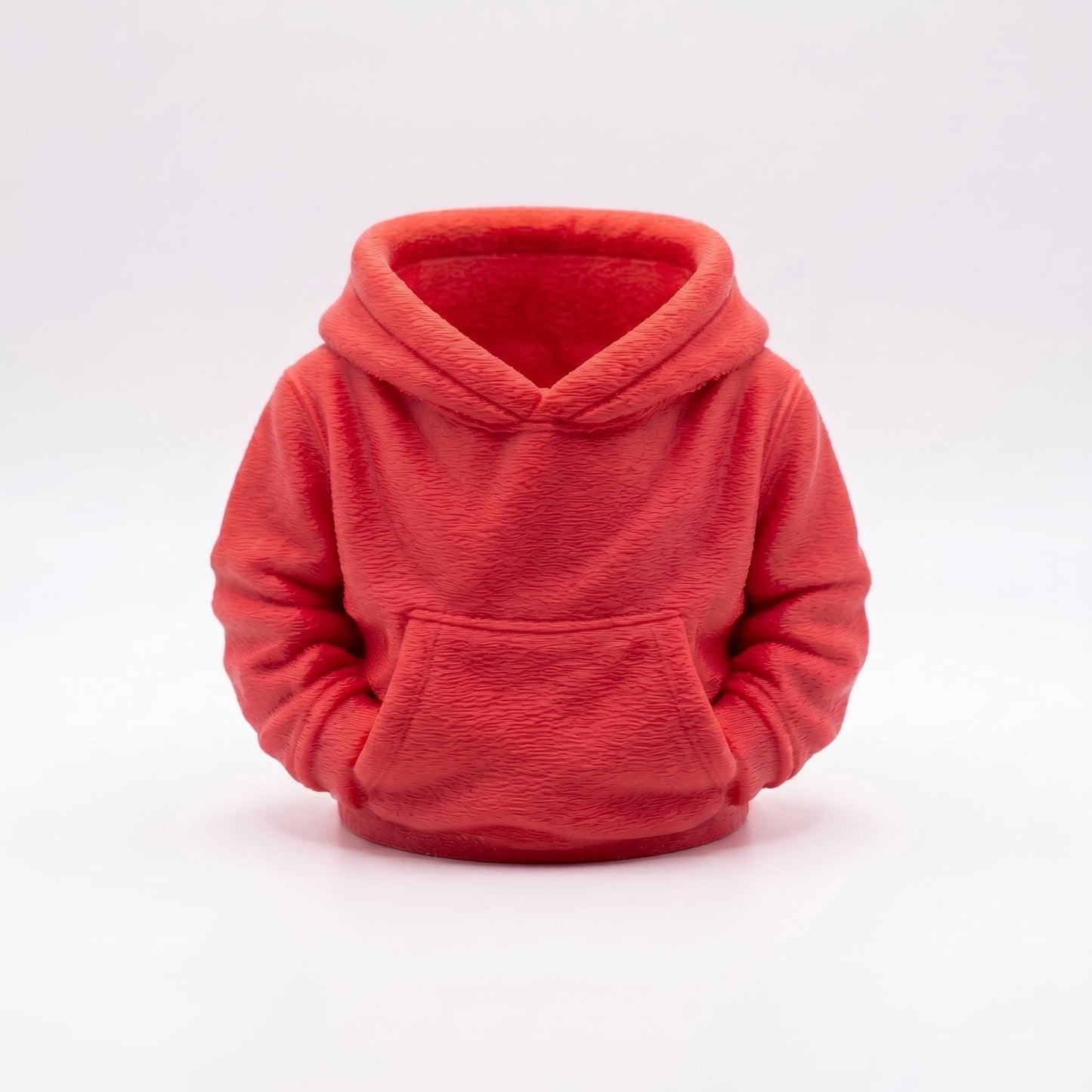 Roter 3D-gedruckter Stiftehalter im niedlichen Hoodie-Design mit Kapuze und Bauchfach. Der kawaii Schreibtisch Organizer aus PLA-Material bietet praktische Aufbewahrung für Stifte und Büromaterial. Perfektes Abschiedsgeschenk für Lehrerin oder Erzieherin, ideal als Schulgeschenk oder Einschulung-Überraschung. Maße: 11×10×7 cm, Gewicht ca. 90g. Hochwertige 3D Druck Qualität für moderne Büro-Deko und optimale Schreibtisch-Organisation.