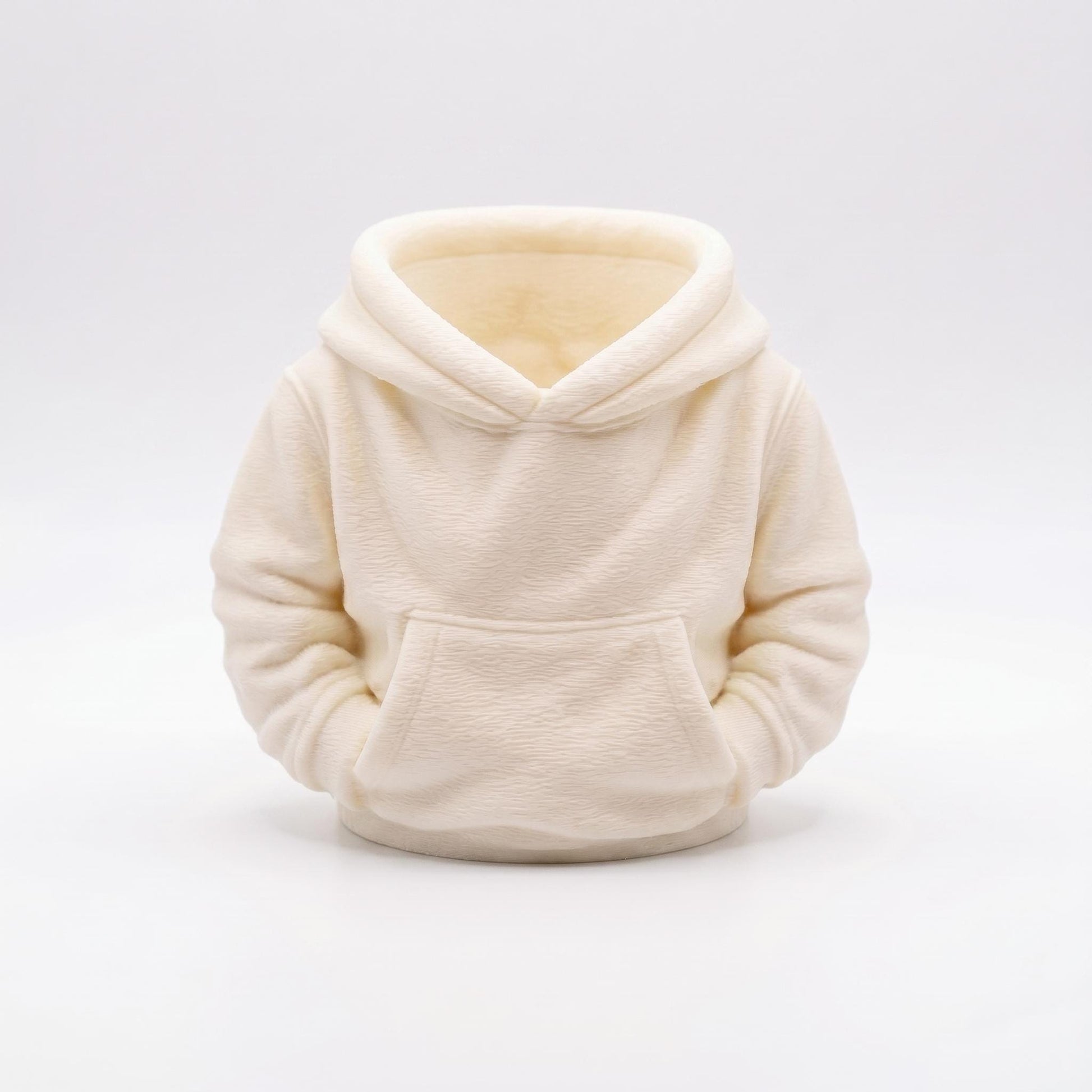 Ein weißer 3D-gedruckter Stiftehalter in niedlichem Hoodie-Design steht auf hellem Hintergrund. Der kawaii Schreibtisch Organizer aus PLA zeigt realistische Hoodie-Details mit Kapuze und Kängurutasche als Stiftaufbewahrung. Perfekt als Abschiedsgeschenk Lehrerin, Schulgeschenk oder Büro Deko. Maße 11×10×7 cm, ideal für Stifte und kleine Büroartikel. Moderner 3D Druck Desk Organizer für eine ordentliche Arbeitsplatzgestaltung.