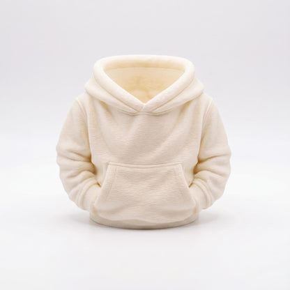 Ein weißer 3D-gedruckter Stiftehalter in niedlichem Hoodie-Design steht auf hellem Hintergrund. Der kawaii Schreibtisch Organizer aus PLA zeigt realistische Hoodie-Details mit Kapuze und Kängurutasche als Stiftaufbewahrung. Perfekt als Abschiedsgeschenk Lehrerin, Schulgeschenk oder Büro Deko. Maße 11×10×7 cm, ideal für Stifte und kleine Büroartikel. Moderner 3D Druck Desk Organizer für eine ordentliche Arbeitsplatzgestaltung.
