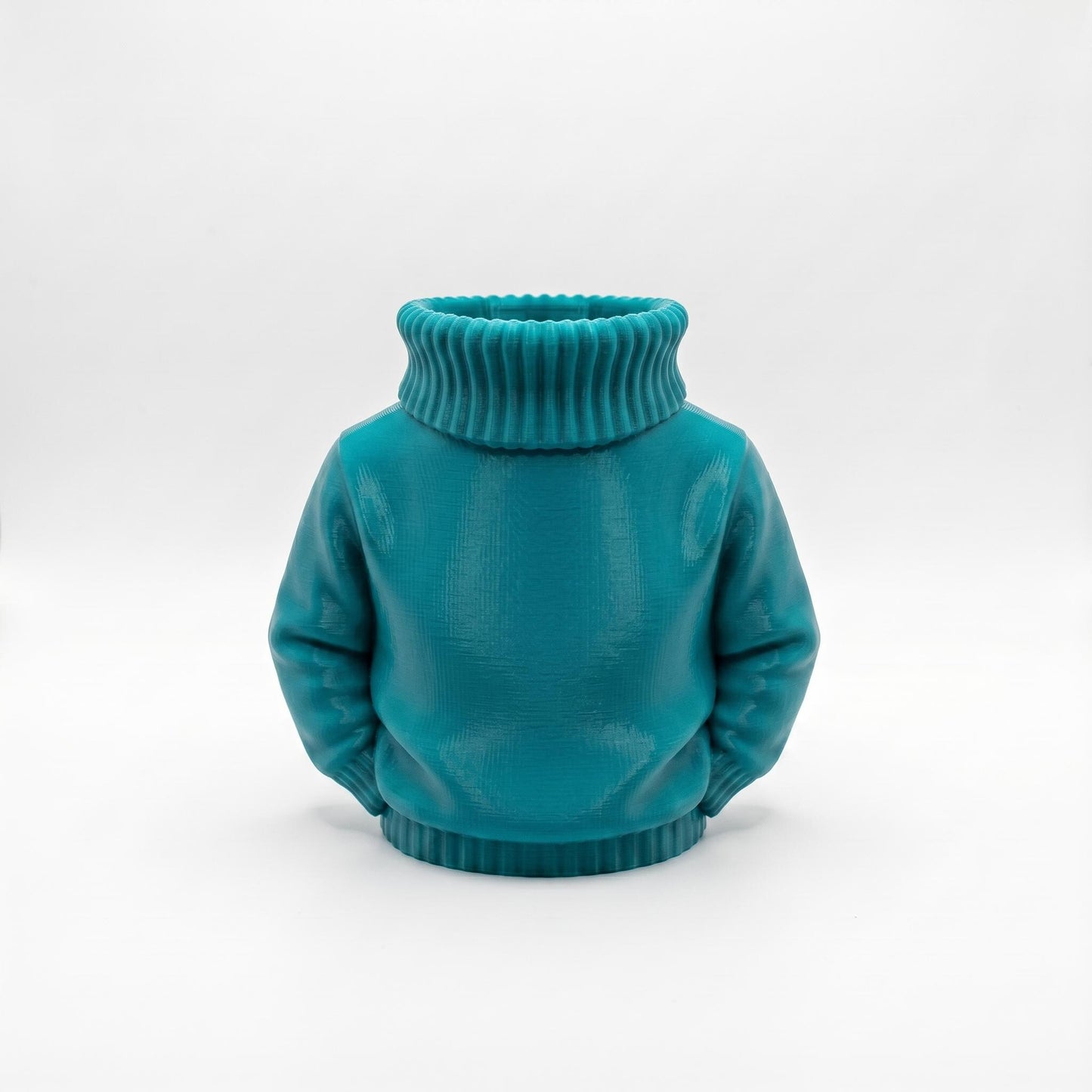 3D-gedruckter Stiftehalter in türkiser Farbe im Design eines Rollkragenpullovers. Der Organizer zeigt realistische Strickstruktur mit geripptem Kragen und Saum. Perfekt als Schreibtisch Organizer für Stifte und Büromaterial. Ideales Abschiedsgeschenk für Lehrerin oder Erzieherin, Schulgeschenk zur Einschulung oder Schultüte Inhalt. Maße 11×10×7 cm, aus PLA im 3D Druck gefertigt. Dekorative Büro-Deko mit praktischem Nutzen.