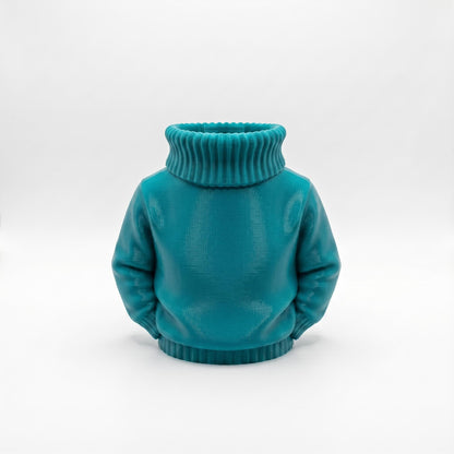 3D-gedruckter Stiftehalter in türkiser Farbe im Design eines Rollkragenpullovers. Der Organizer zeigt realistische Strickstruktur mit geripptem Kragen und Saum. Perfekt als Schreibtisch Organizer für Stifte und Büromaterial. Ideales Abschiedsgeschenk für Lehrerin oder Erzieherin, Schulgeschenk zur Einschulung oder Schultüte Inhalt. Maße 11×10×7 cm, aus PLA im 3D Druck gefertigt. Dekorative Büro-Deko mit praktischem Nutzen.