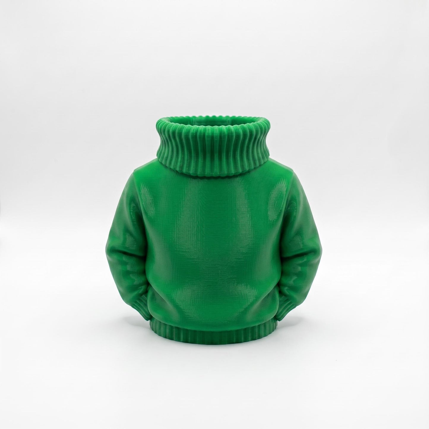 Ein grüner 3D-gedruckter Stiftehalter in Form eines Rollkragenpullovers steht vor hellem Hintergrund. Das detailreich gestaltete Desk Organizer zeigt realistische Pullover-Struktur mit geripptem Rollkragen und Ärmeln. Der Schreibtisch Organizer aus PLA-Material eignet sich perfekt als Abschiedsgeschenk Lehrerin oder Erzieherin, Schulgeschenk zur Einschulung oder als einzigartige Büro-Dekoration. Maße: 11×10×7 cm.