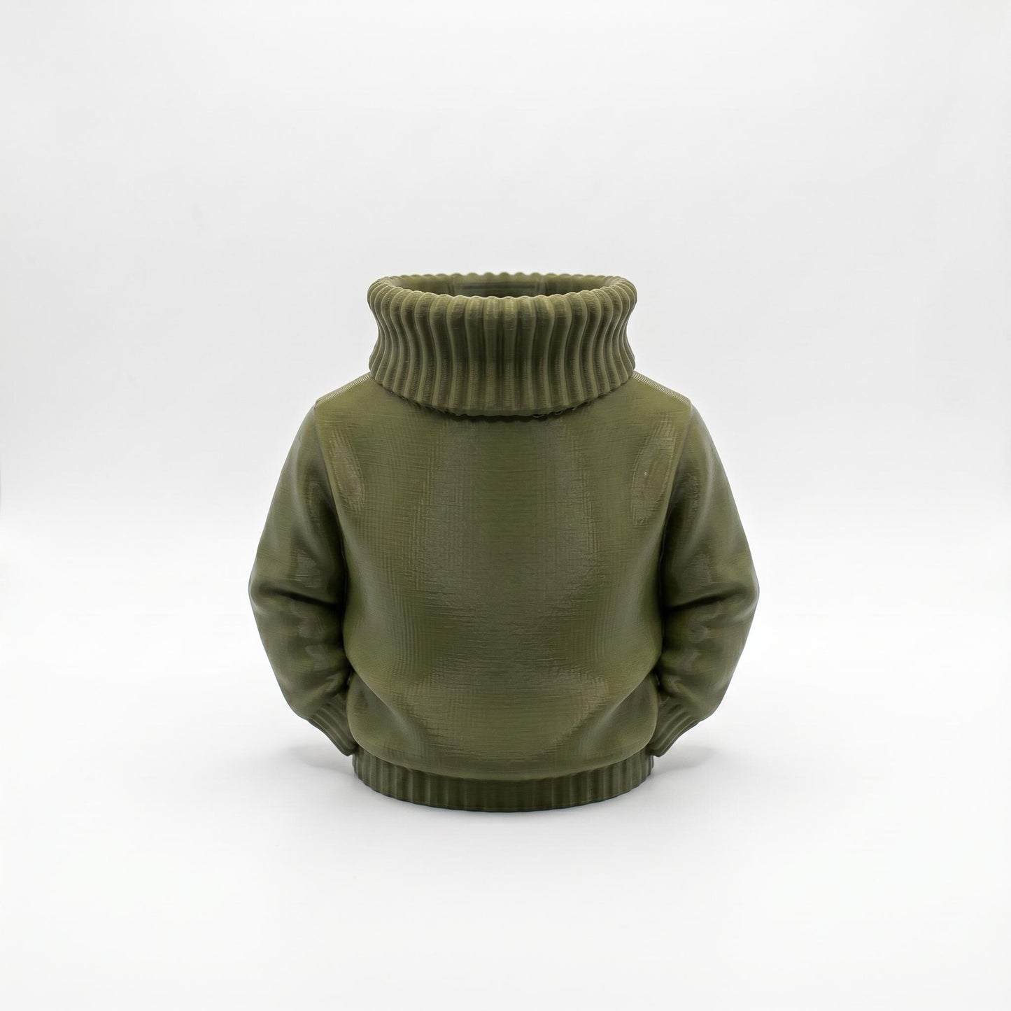 3D-gedruckter Stiftehalter in olivgrüner Farbe im Form eines Rollkragenpullovers ohne Kopf. Der Organizer zeigt realistische Pullover-Details mit geripptem Kragen und Bund sowie strukturierter Oberfläche. Perfekt als Schreibtisch Organizer, Abschiedsgeschenk Lehrerin oder Erzieherin, Schulgeschenk zur Einschulung oder als kreatives Büro Accessoire. Maße 11x10x7cm, aus PLA im 3D Druck gefertigt.