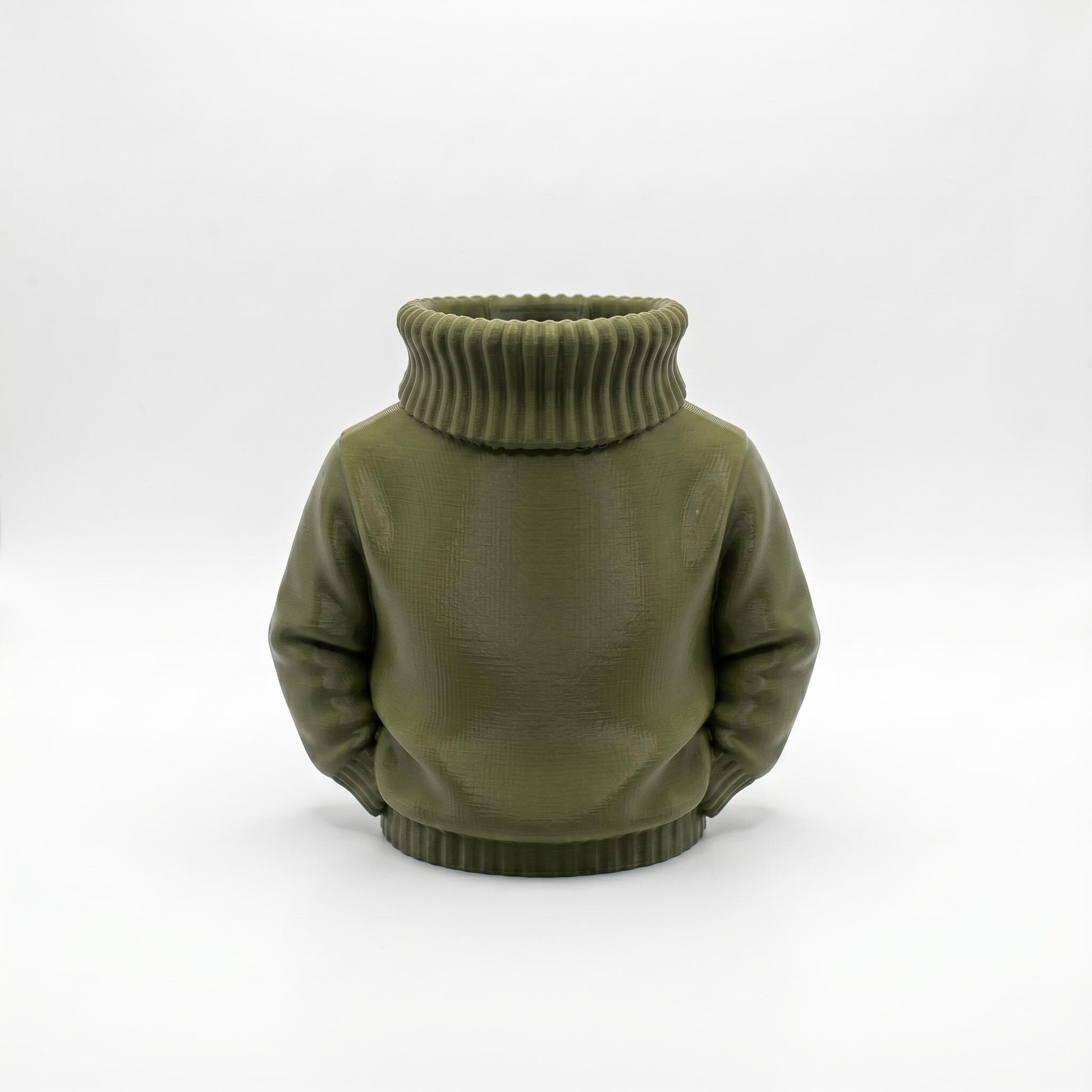 3D-gedruckter Stiftehalter in olivgrüner Farbe im Form eines Rollkragenpullovers ohne Kopf. Der Organizer zeigt realistische Pullover-Details mit geripptem Kragen und Bund sowie strukturierter Oberfläche. Perfekt als Schreibtisch Organizer, Abschiedsgeschenk Lehrerin oder Erzieherin, Schulgeschenk zur Einschulung oder als kreatives Büro Accessoire. Maße 11x10x7cm, aus PLA im 3D Druck gefertigt.