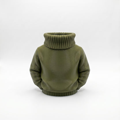 3D-gedruckter Stiftehalter in olivgrüner Farbe im Form eines Rollkragenpullovers ohne Kopf. Der Organizer zeigt realistische Pullover-Details mit geripptem Kragen und Bund sowie strukturierter Oberfläche. Perfekt als Schreibtisch Organizer, Abschiedsgeschenk Lehrerin oder Erzieherin, Schulgeschenk zur Einschulung oder als kreatives Büro Accessoire. Maße 11x10x7cm, aus PLA im 3D Druck gefertigt.