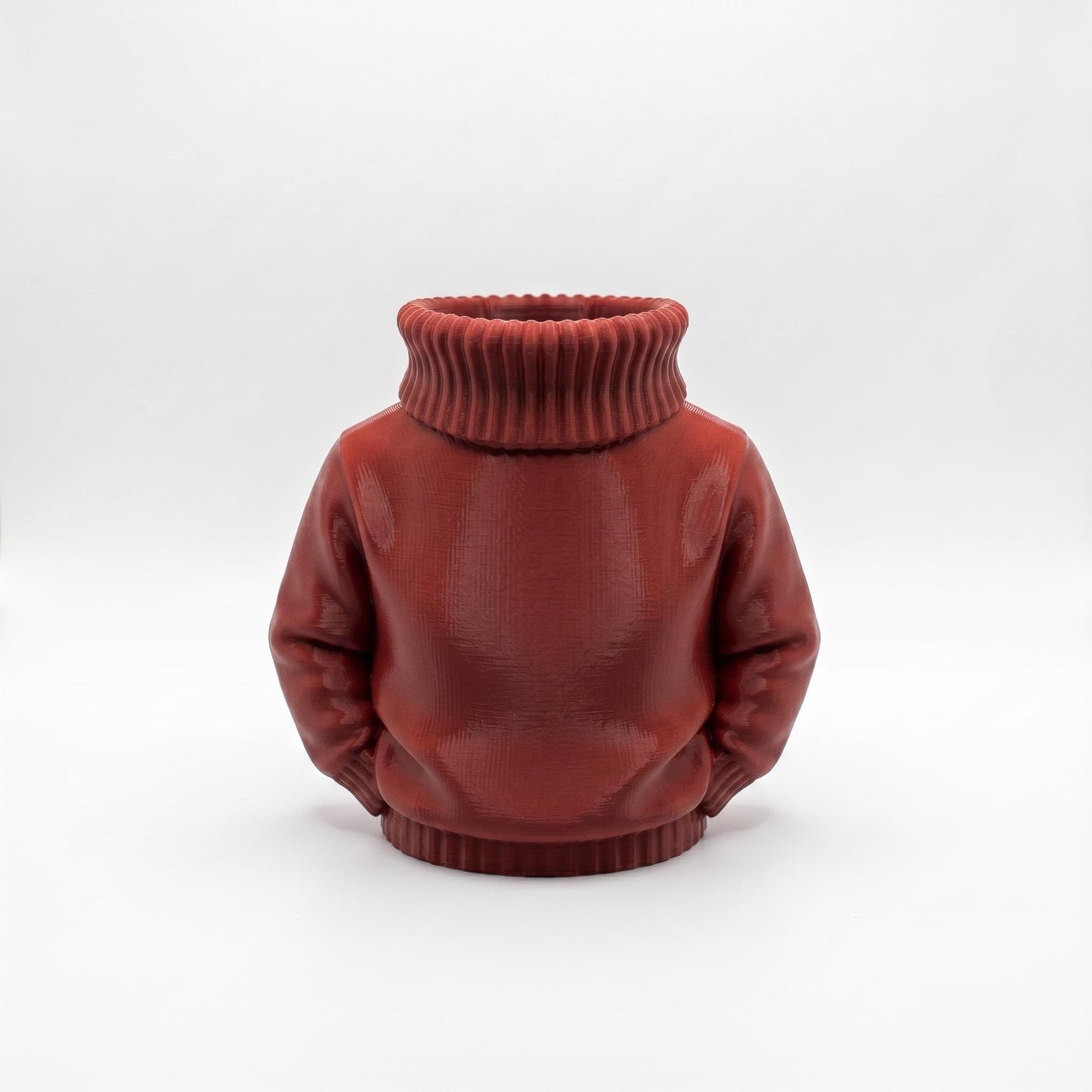 Roter 3D-gedruckter Stiftehalter in Form eines Rollkragenpullovers mit geripptem Kragen und Bund. Der Organizer aus rotem PLA-Material hat eine glatte Oberfläche mit sichtbarer Druckstruktur. Maße 11×10×7 cm, perfekt für Stifte und Büromaterial. Ideal als Abschiedsgeschenk Lehrerin, Schulgeschenk oder Desk Organizer. Originelle Schreibtisch-Deko für Büro, Klassenzimmer oder Kinderzimmer. Praktischer 3D Druck Stiftehalter als besondere Aufmerksamkeit.