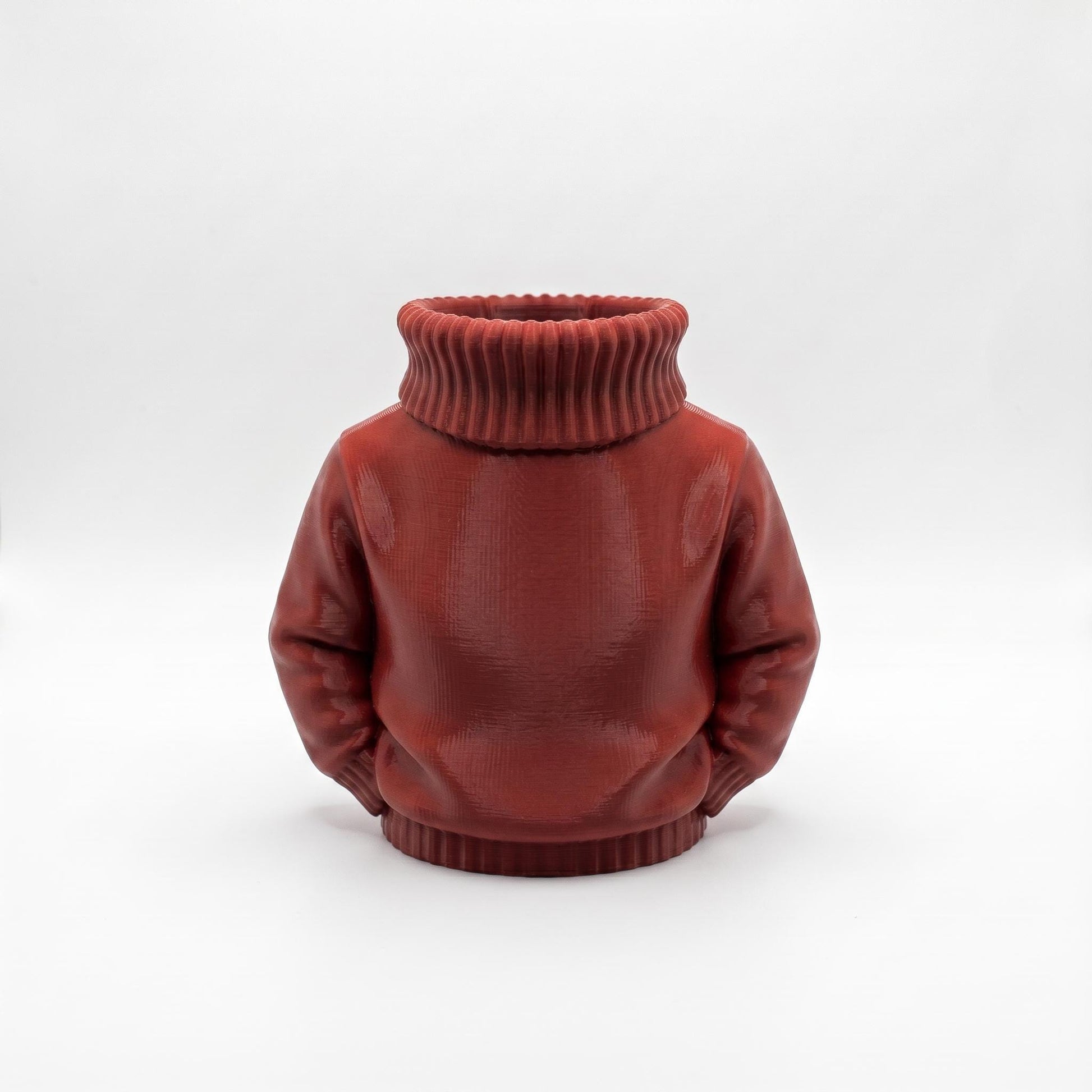 Roter 3D-gedruckter Stiftehalter in Form eines Rollkragenpullovers mit geripptem Kragen und Bund. Der Organizer aus rotem PLA-Material hat eine glatte Oberfläche mit sichtbarer Druckstruktur. Maße 11×10×7 cm, perfekt für Stifte und Büromaterial. Ideal als Abschiedsgeschenk Lehrerin, Schulgeschenk oder Desk Organizer. Originelle Schreibtisch-Deko für Büro, Klassenzimmer oder Kinderzimmer. Praktischer 3D Druck Stiftehalter als besondere Aufmerksamkeit.