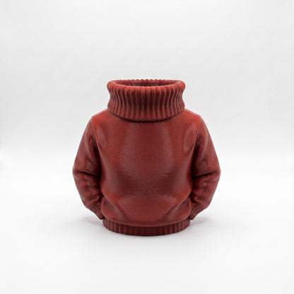 Roter 3D-gedruckter Stiftehalter in Form eines Rollkragenpullovers mit geripptem Kragen und Bund. Der Organizer aus rotem PLA-Material hat eine glatte Oberfläche mit sichtbarer Druckstruktur. Maße 11×10×7 cm, perfekt für Stifte und Büromaterial. Ideal als Abschiedsgeschenk Lehrerin, Schulgeschenk oder Desk Organizer. Originelle Schreibtisch-Deko für Büro, Klassenzimmer oder Kinderzimmer. Praktischer 3D Druck Stiftehalter als besondere Aufmerksamkeit.