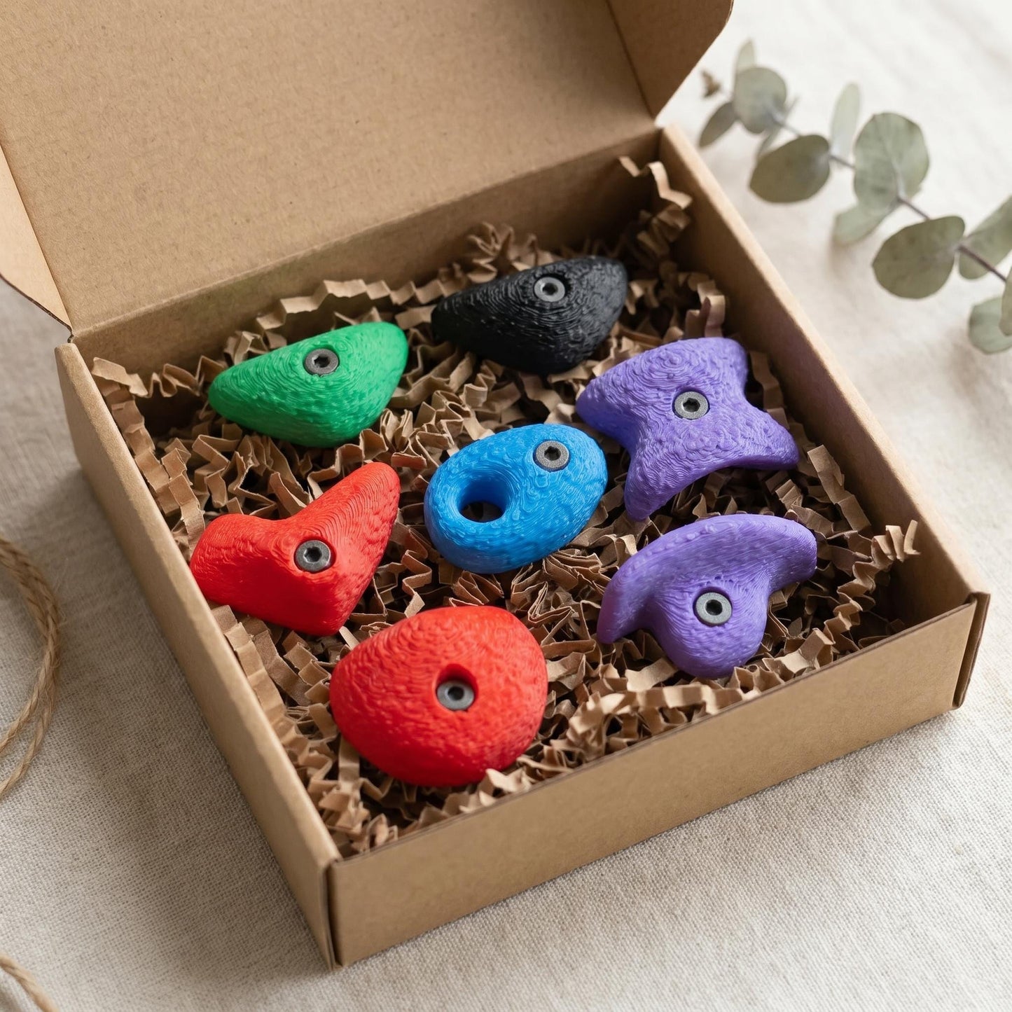 Bouldergriff-Magnete 7er-Set aus 3D-Druck in einer Kraftpapier-Geschenkbox mit Eukalyptus und Garn