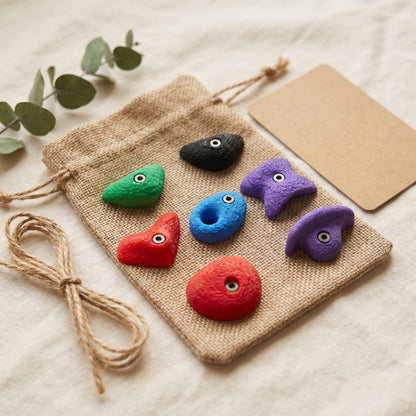 Bouldergriff-Magnete-Set in einem Jutesäckchen neben Eukalyptus und Kraft-Karte — geschenkfertig verpackt für Kletter-Fans und Boulderer.