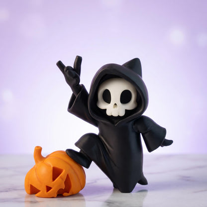 Matt-schwarze Sensenmann-Figur sitzt auf einem schlichten Kürbis – minimalistische 3D-gedruckte Halloween-Deko