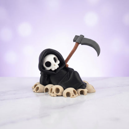 Liegender Sensenmann auf einem Haufen heller Schädel – detailreiche 3D-gedruckte Gothic-Figur