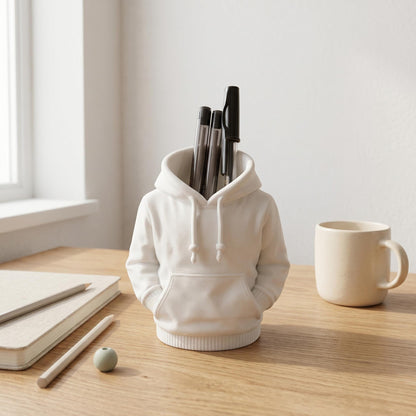 Cremeweißer Hoodie-Stiftehalter im 3D-Hoodie-Stil mit Kordelzug und Kängurutasche auf einem Holzschreibtisch