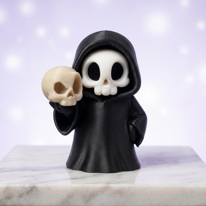 Sensenmann-Figur mit weißer Totenkopf-Maske hält einen kleinen Schädel – minimalistische 3D-gedruckte Gothic-Skulptur