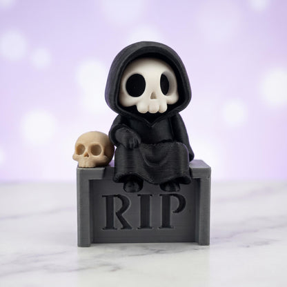 Sensenmann-Figur sitzt auf einem gravierten Grabstein – 3D-gedruckte Gothic Mini-Deko