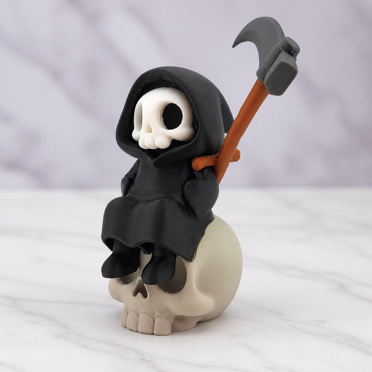 3D-gedruckte Gothic Sensenmann-Figur aus PLA mit sichtbaren feinen Druckschichten als bewusstem Teil der Oberfläche; Nahaufnahme des niedlichen Reapers und der Totenkopf-Details.