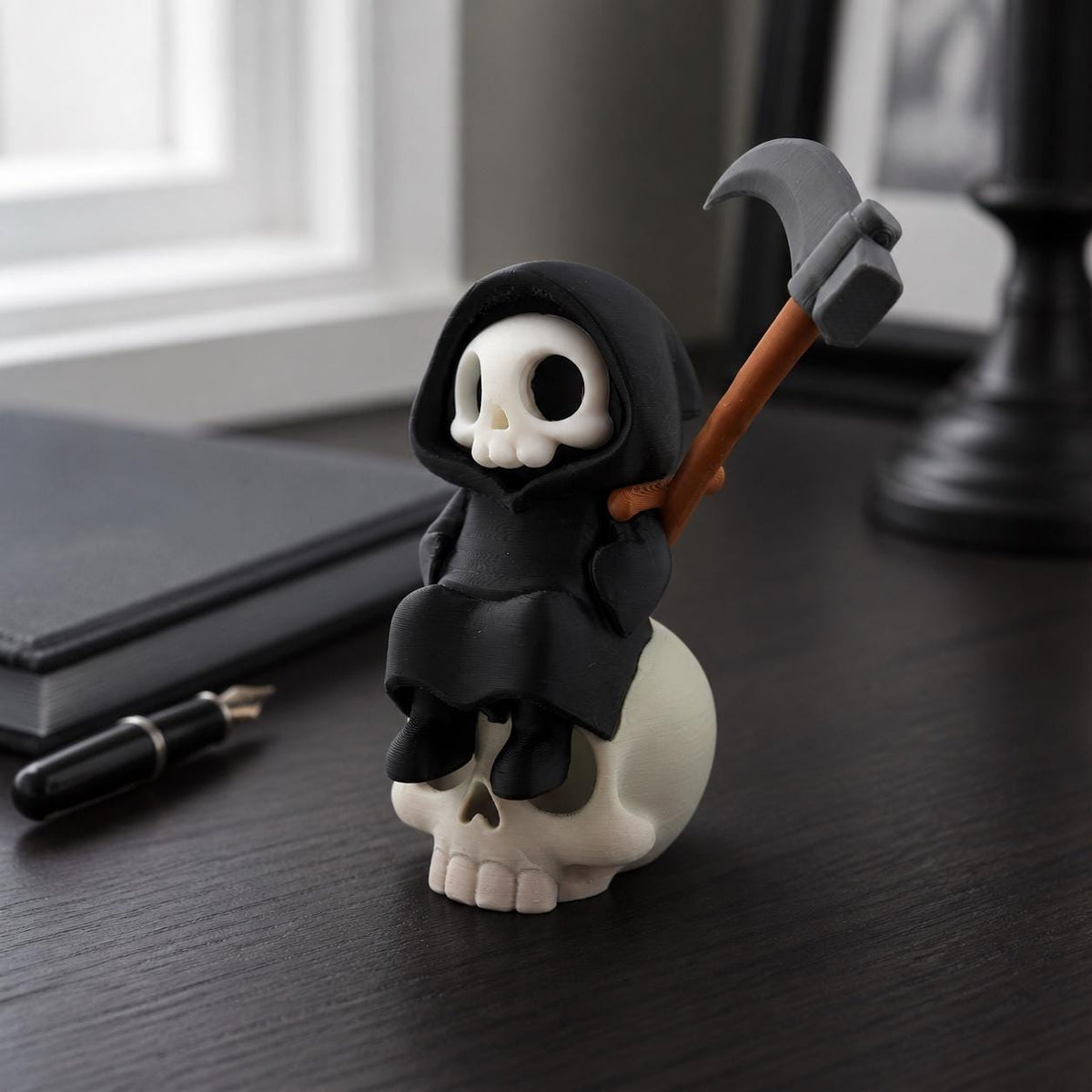 3D-gedruckte Gothic Sensenmann-Figur aus PLA mit sichtbaren feinen Druckschichten als bewusstem Teil der Oberfläche; kleine Kawaii-Gothic-Figur als Schreibtischdekoration.