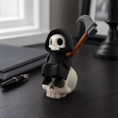 3D-gedruckte Gothic Sensenmann-Figur aus PLA mit sichtbaren feinen Druckschichten als bewusstem Teil der Oberfläche; kleine Kawaii-Gothic-Figur als Schreibtischdekoration.
