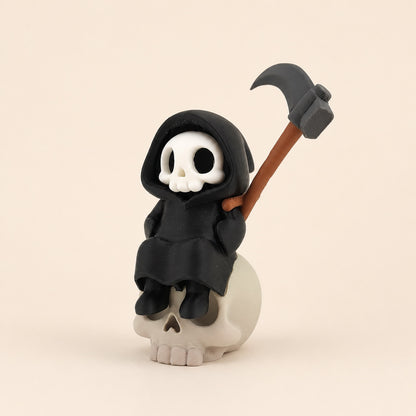 Kawaii Sensenmann auf hellem Totenkopf als 3D-gedruckte Gothic Deko auf beigem Hintergrund